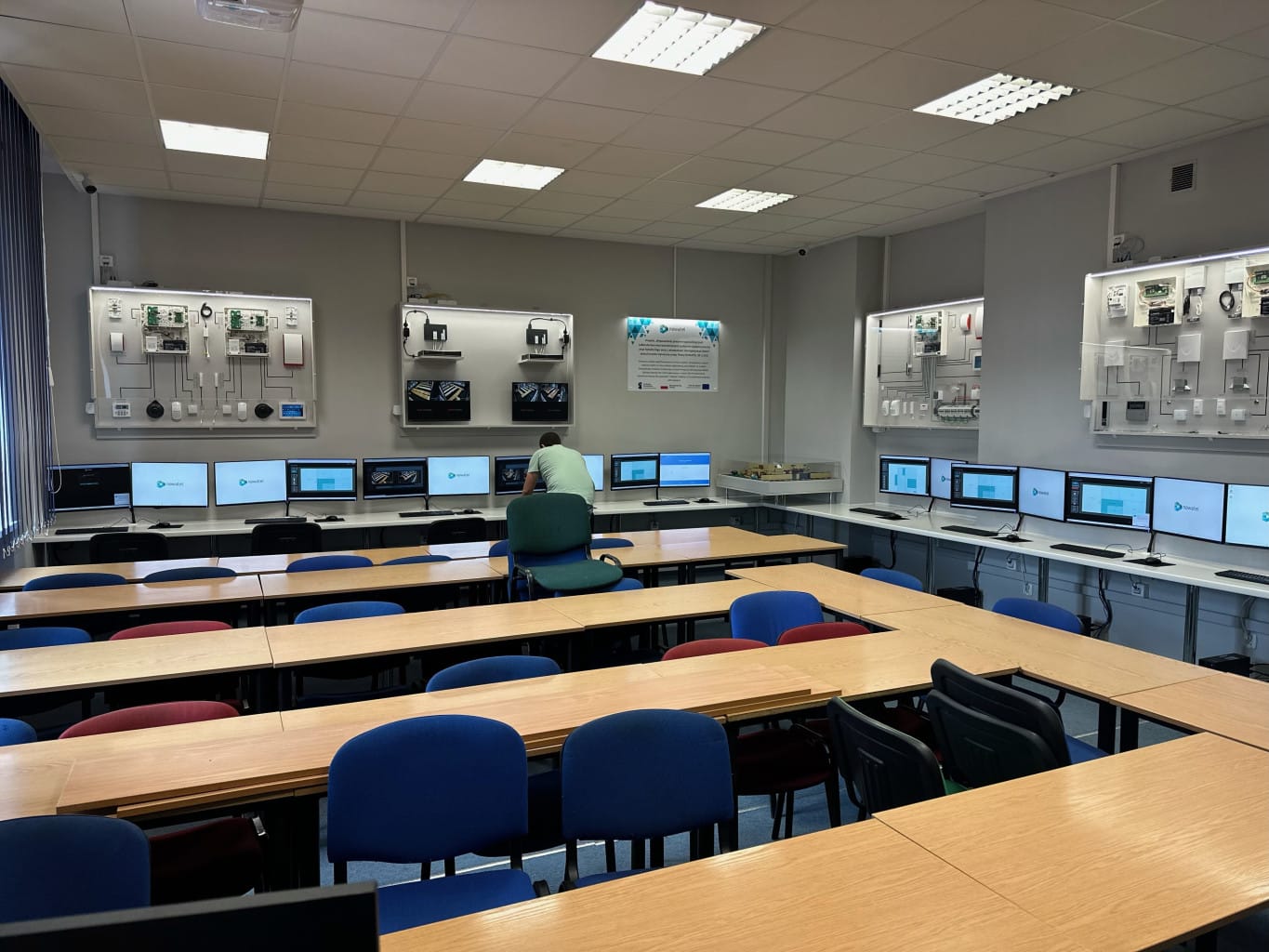 Innowacyjne połączenie edukacji i praktyki: Elektroniczne Systemy Bezpieczeństwa i Inteligentnego Domu